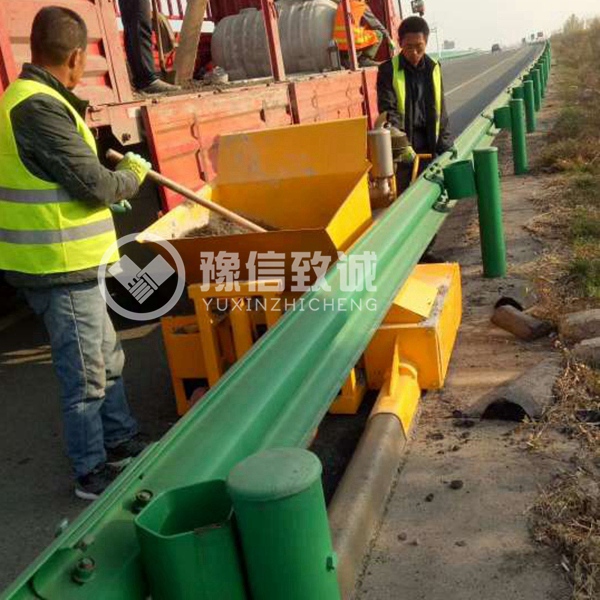 高速路邊攔水帶現澆機,自走式攔水帶成型機