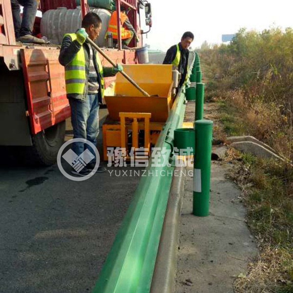 寶雞混凝土攔水帶機施工現(xiàn)場